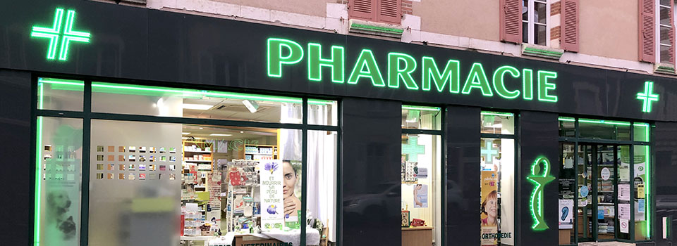 vitrine extérieure de la pharmacie du Château à Boussac (23)